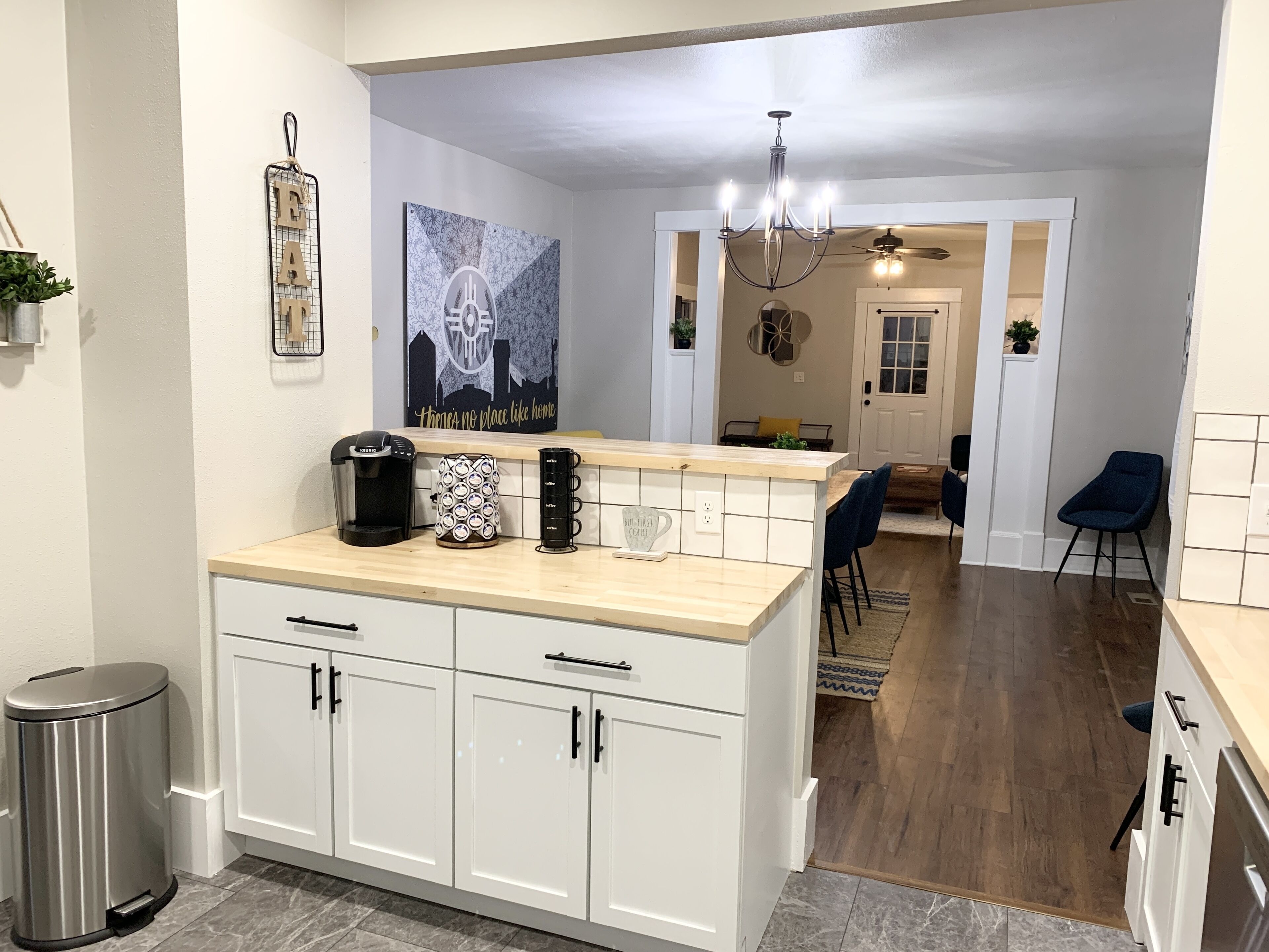 Cheerful Home! Near Downtown & Airport - Sleeps 7