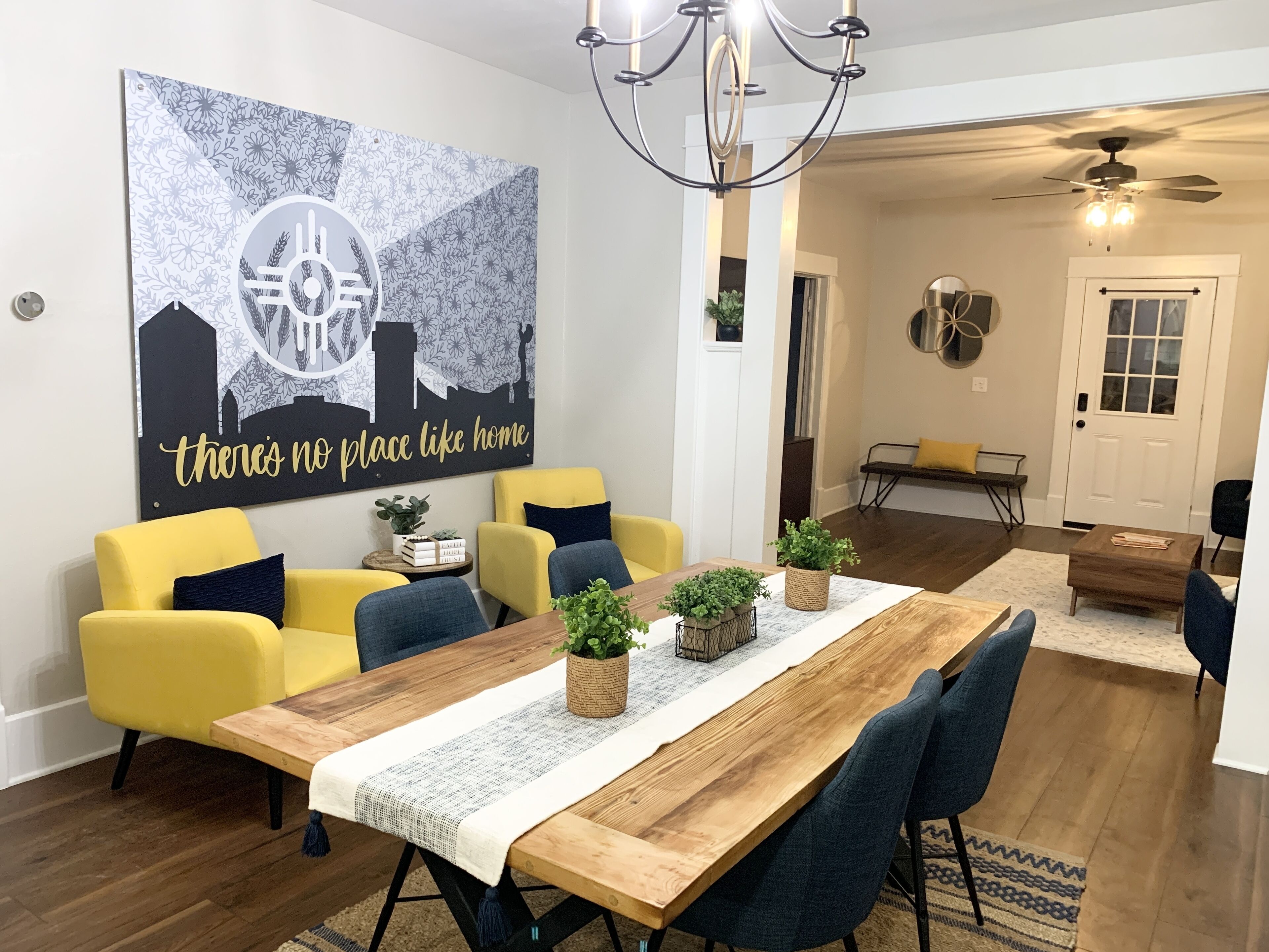 Cheerful Home! Near Downtown & Airport - Sleeps 7