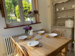 Traditional Cottage | Private kitchen | Full-sized fridge, microwave, oven, dishwasher