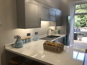 Family Cottage | Private kitchen | Full-size fridge, microwave, oven, dishwasher