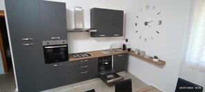 Frigorifero, microonde, forno, piano cottura