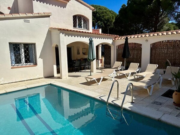 A heated pool - El Castillo, hacienda-style villa, 800 m from Cala Montgo beach (L'Escala)