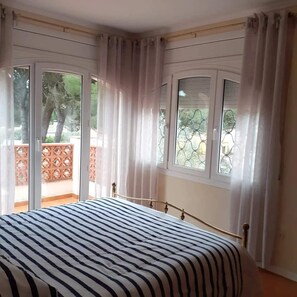 4 bedrooms, iron/ironing board, travel crib, free WiFi - El Castillo, hacienda-style villa, 800 m from Cala Montgo beach (L'Escala)