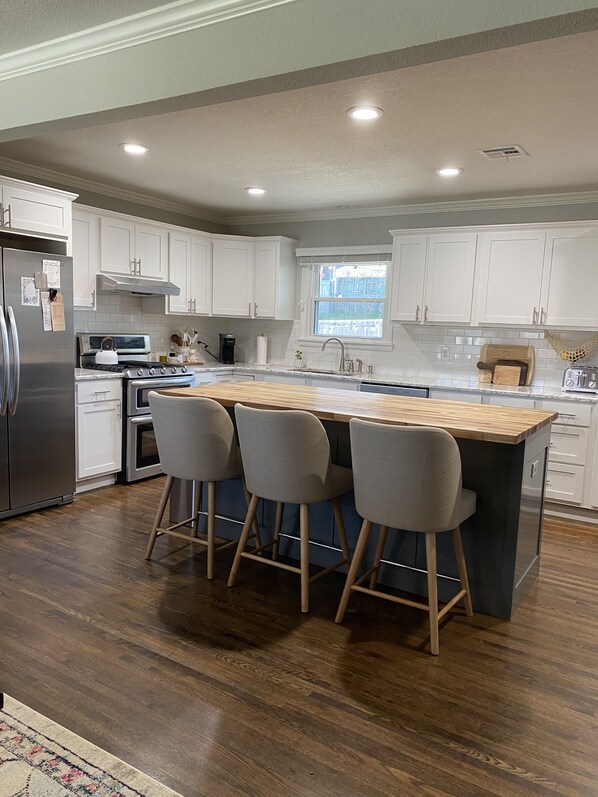 冷蔵庫、オーブン、コンロ、食器洗い機