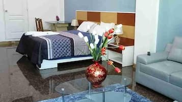 ๊ฐ๊ฐ ๋ค๋ฅด๊ฒ ๊ฐ๊ตฌ ๋น์น, ์ฑ
์, ๋ฌด๋ฃ WiFi, ์นจ๋ ์ํธ