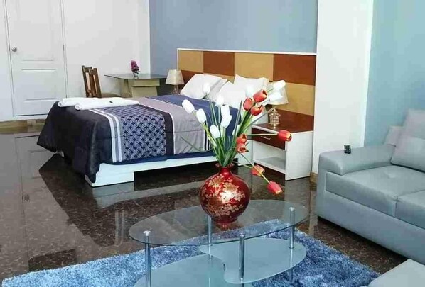Muebles diferentes, escritorio, wifi gratis y ropa de cama 