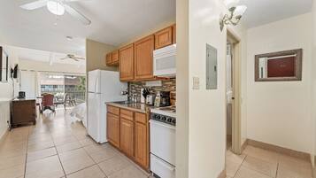 Condo (0 Bedroom) | Property amenity