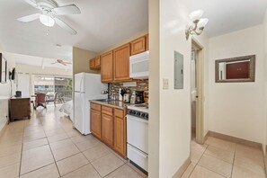 Condo (0 Bedroom) | Servicio de la propiedad