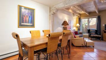 Condo (3 Bedrooms) | Kemudahan hartanah
