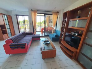 Fernseher, Videospiele, DVD-Player, Bücher