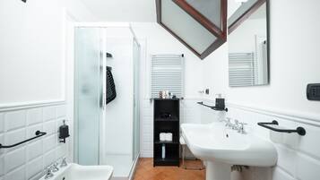 Dusche, Haartrockner, Bademäntel, Bidet