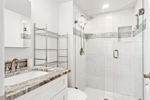 Appart'hôtel, plusieurs lits | Salle de bain
