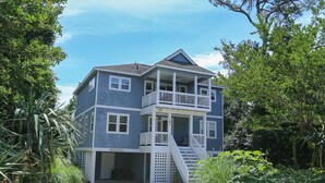 Une maison à deux étages avec un balcon, un garage et un jardin bien entretenu.