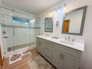 Ensemble douche/baignoire, serviettes fournies