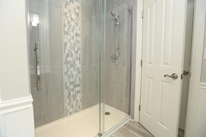 Bañera con ducha, toallas
