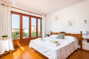 4 bedrooms, iron/ironing board, free WiFi, bed sheets