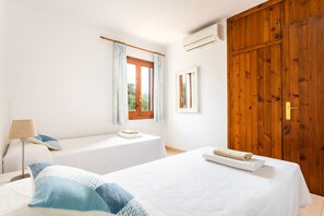 4 bedrooms, iron/ironing board, free WiFi, bed sheets