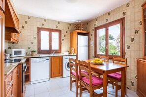 Kjøleskap, mikrobølgeovn, ovn og oppvaskmaskin