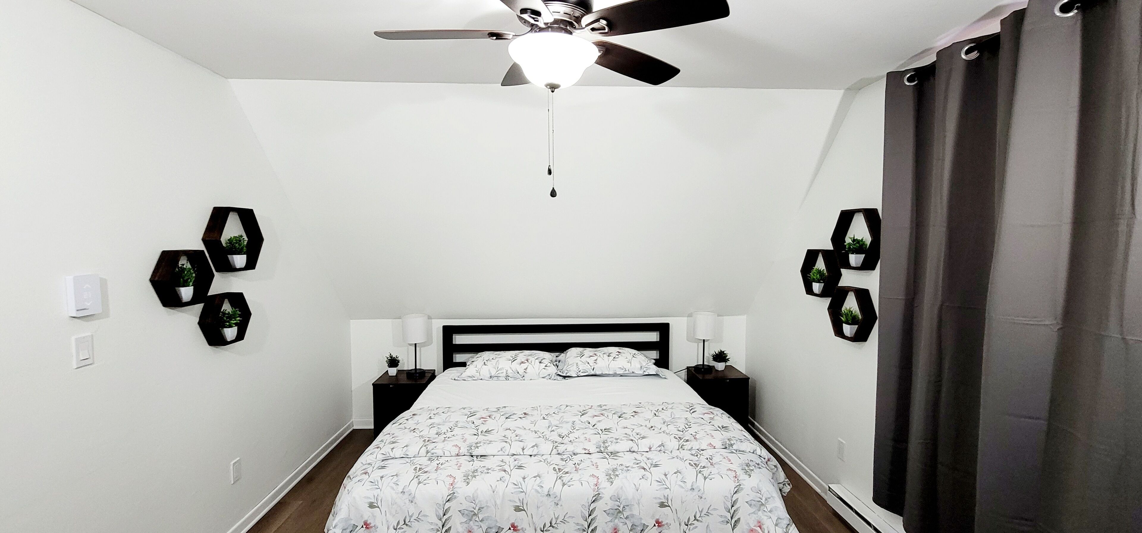 Pocono Mountain Cozy Chalet W/  huge Indoor Jacuzzi, BBQ and Firepit