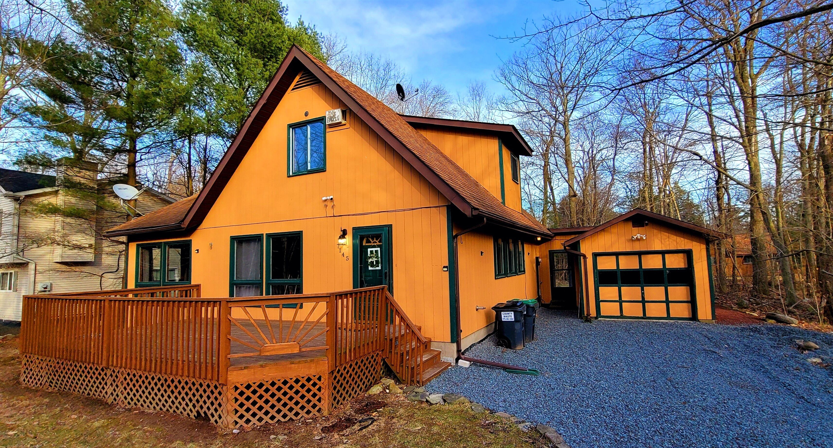 Pocono Mountain Cozy Chalet W/  huge Indoor Jacuzzi, BBQ and Firepit
