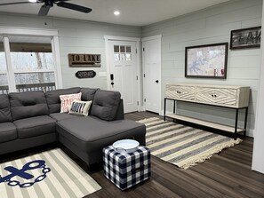 Smart TV - Lake Daze, Blue Cottage <1mile to Jamestown Marina with space to trailer boat. (Jamestown)