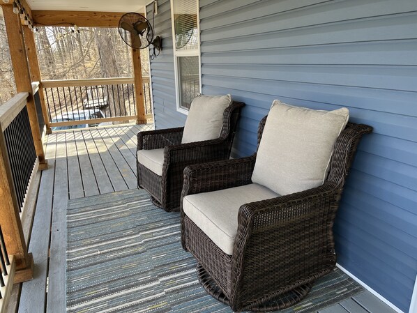 Terrace/patio - Lake Daze, Blue Cottage <1mile to Jamestown Marina with space to trailer boat. (Jamestown)