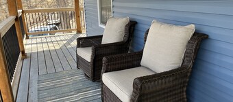 Lake Daze, Blue Cottage <1mile to Jamestown Marina with space to trailer boat.