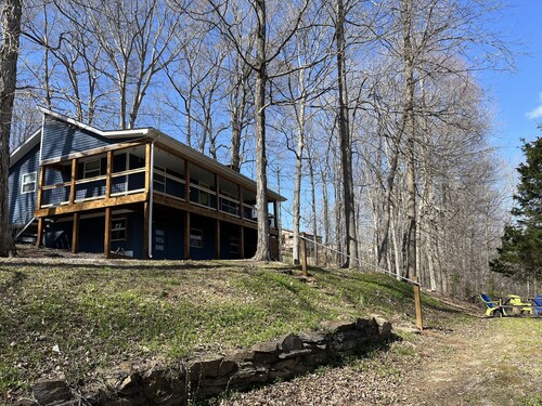Lake Daze, Blue Cottage <1mile to Jamestown Marina with space to trailer boat.
