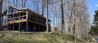Lake Daze, Blue Cottage <1mile to Jamestown Marina with space to trailer boat.