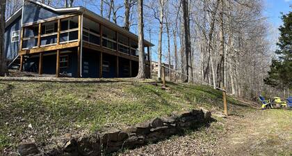Lake Daze, Blue Cottage <1mile to Jamestown Marina with space to trailer boat.
