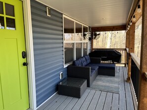 Terrace/patio - Lake Daze, Blue Cottage <1mile to Jamestown Marina with space to trailer boat. (Jamestown)