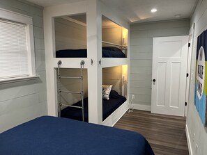 2 bedrooms, free WiFi, bed sheets - Lake Daze, Blue Cottage <1mile to Jamestown Marina with space to trailer boat. (Jamestown)