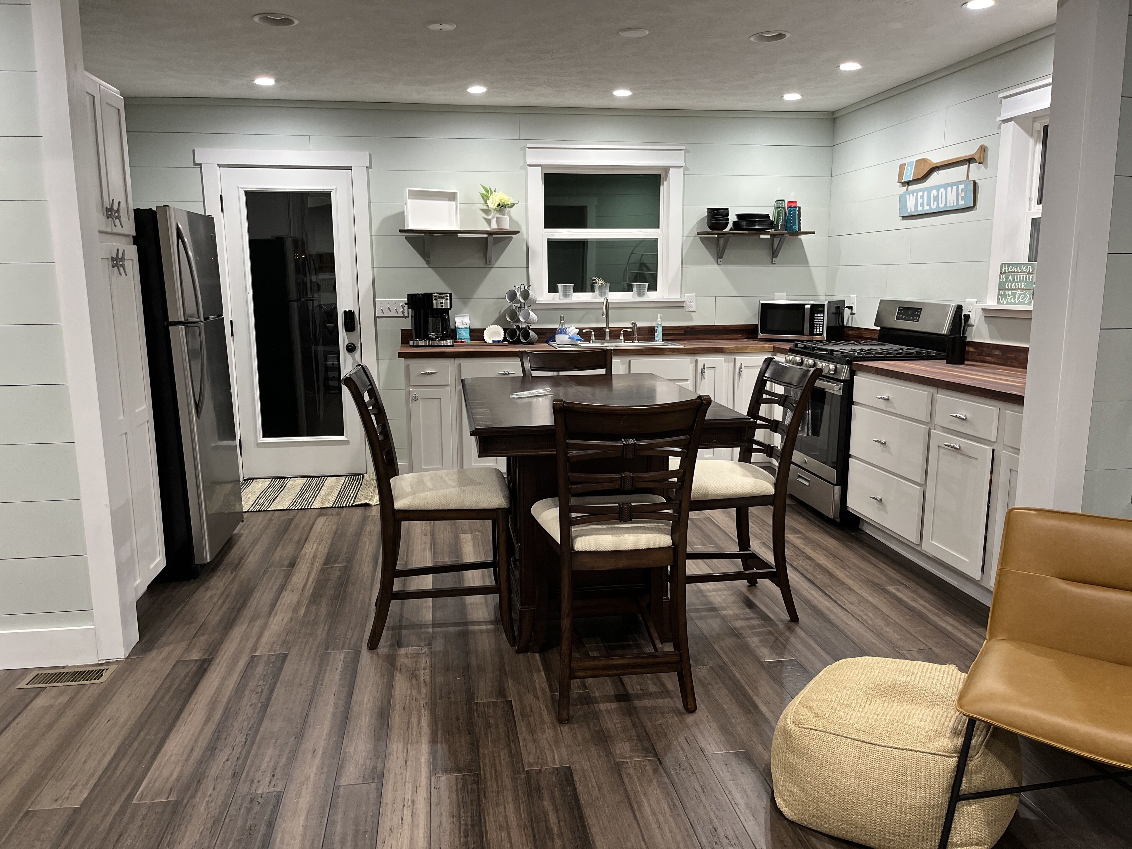 Refrigerador, microondas, horno y parrilla de estufa 