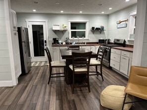 Fridge, microwave, oven, stovetop - Lake Daze, Blue Cottage <1mile to Jamestown Marina with space to trailer boat. (Jamestown)