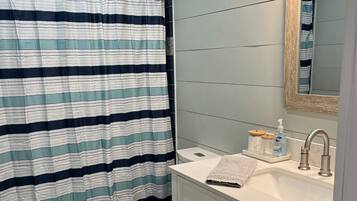 Baignoire, sĂšche-cheveux, serviettes fournies, savon