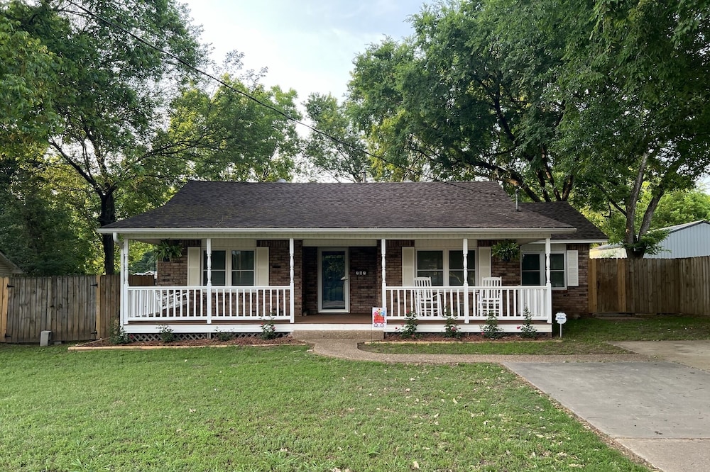 Rosewood Cottage sleeps up to 6!