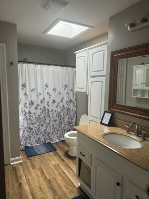 Combinazione doccia/vasca, asciugacapelli, asciugamani, sapone