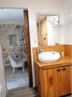 Dusche, Haartrockner, Handtücher, Toilettenpapier