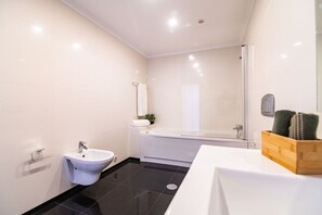 Duschwanne, Whirlpool, Haartrockner, Bidet
