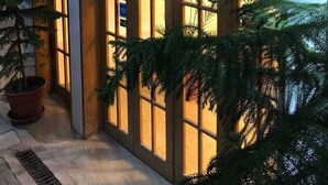 Entrada de un edificio con un letrero que dice "TERRAZA DEL LUNA" y varias opciones de pago mostradas.