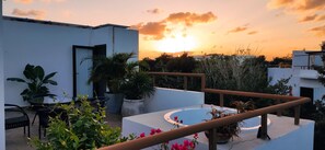 Tina de hidromasaje al aire libre