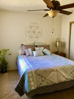 Tabla de planchar con plancha, wifi y ropa de cama