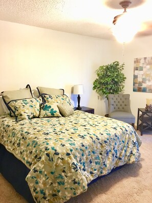 Een strijkplank/strijkijzer, wifi, beddengoed