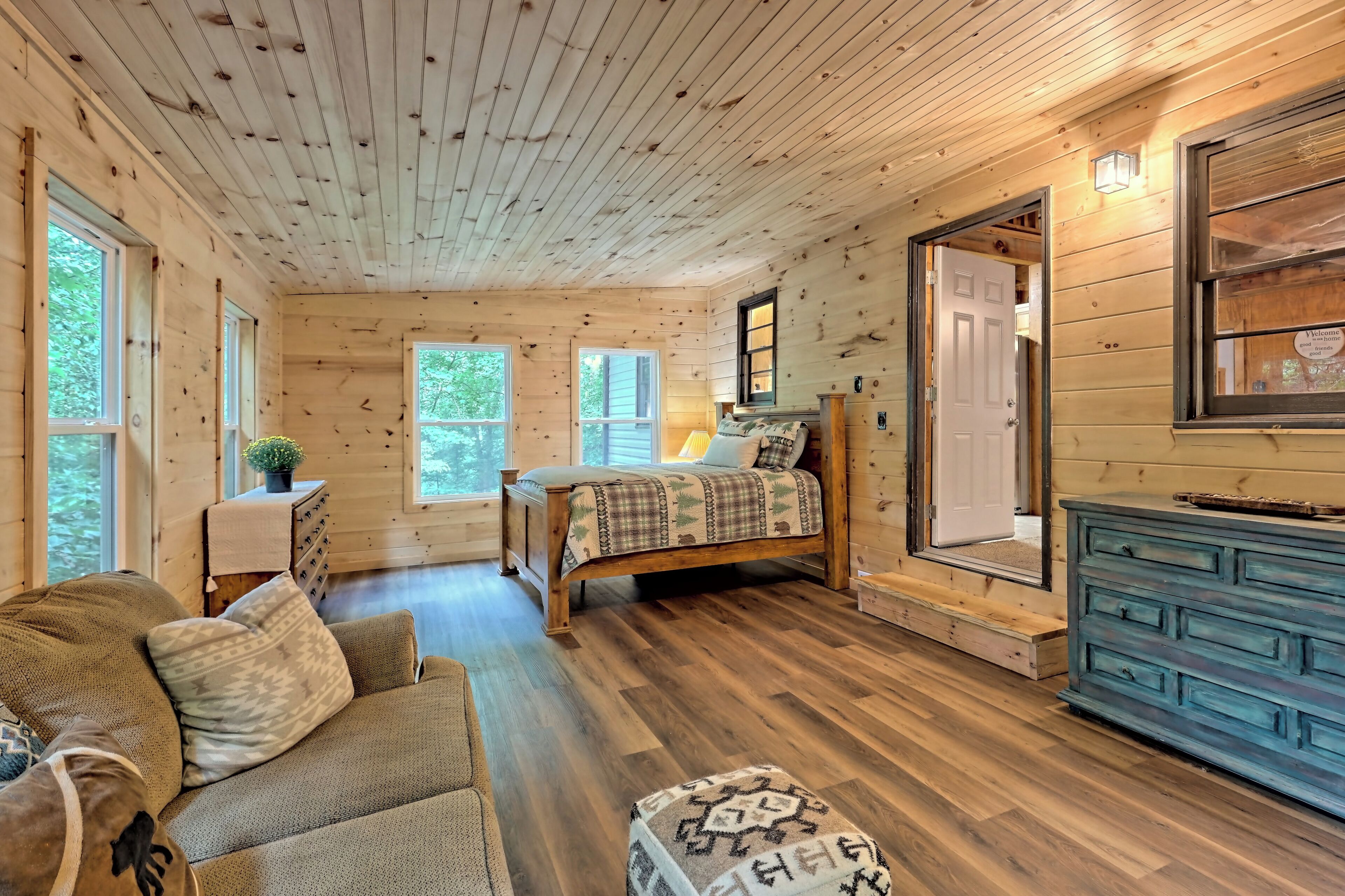 4 bedrooms, desk, free WiFi, bed sheets