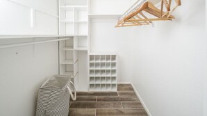 Un interno pulito e luminoso, con una scala in legno, un porta oggetti in metallo e un contenitore a righe.