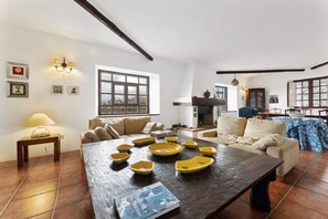 TV, fireplace