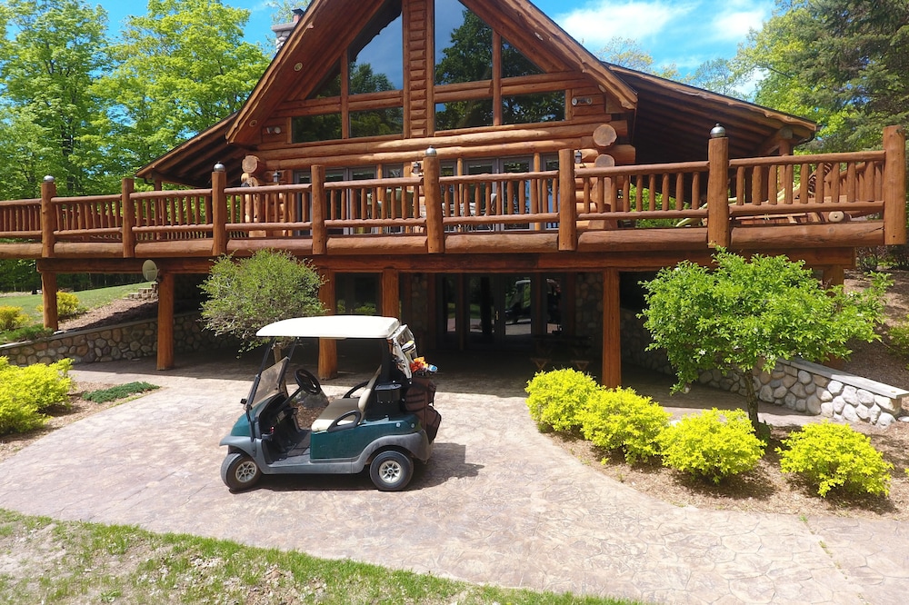 Garden Golf Lodge - Snowmobile trail nearby. Large heated garage.