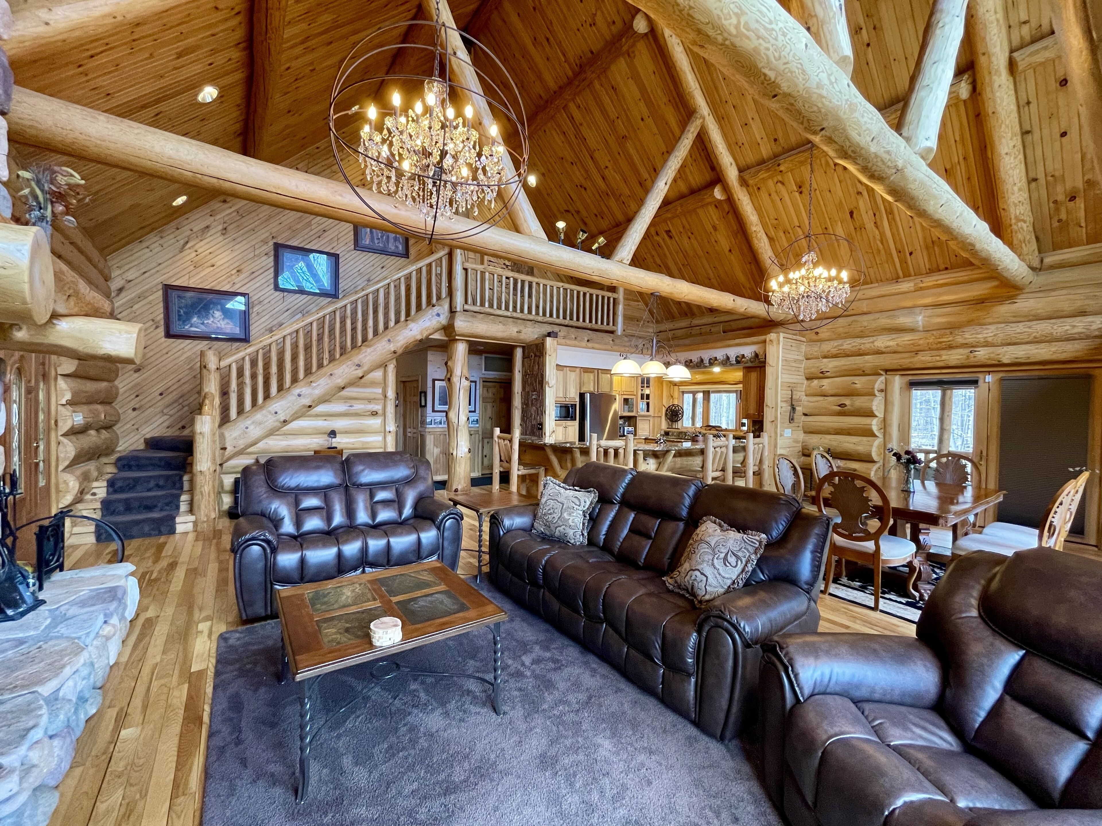 Garden Golf Lodge - Snowmobile trail nearby. Large heated garage. 