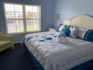 1 habitación, escritorio, tabla de planchar con plancha y cuna de viaje 