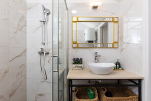 Douche, séchoir à cheveux, serviettes fournies, savon